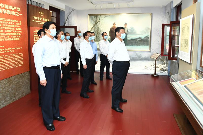 6月25日，中共中央政治局就用好紅色資源、賡續(xù)紅色血脈舉行第三十一次集體學(xué)習(xí)。這次集體學(xué)習(xí)采取參觀和討論相結(jié)合的形式，這是習(xí)近平、李克強(qiáng)、栗戰(zhàn)書、汪洋、王滬寧、趙樂際、韓正等在北大紅樓參觀“光輝偉業(yè) 紅色序章——北大紅樓與中國共產(chǎn)黨早期北京革命活動(dòng)主題展”。新華社記者 謝環(huán)馳 攝