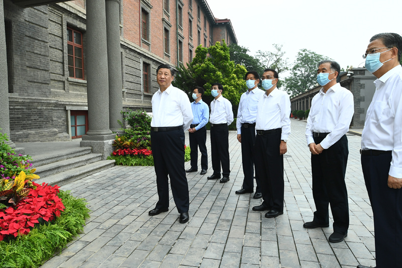 6月25日，中共中央政治局就用好紅色資源、賡續(xù)紅色血脈舉行第三十一次集體學(xué)習(xí)。這次集體學(xué)習(xí)采取參觀和討論相結(jié)合的形式，這是習(xí)近平、李克強(qiáng)、栗戰(zhàn)書、汪洋、王滬寧、趙樂際、韓正等在北大紅樓參觀“光輝偉業(yè) 紅色序章——北大紅樓與中國共產(chǎn)黨早期北京革命活動(dòng)主題展”。新華社記者 謝環(huán)馳 攝
