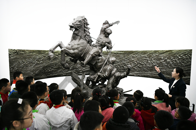 2019年4月4日，在東北烈士紀(jì)念館，學(xué)生們在聽講解員講解。